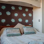 Spacious 5-bed Detached In Charming Prázdninový dům *