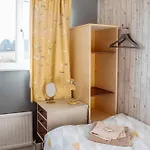 Spacious 5-bed Detached In Charming Prázdninový dům