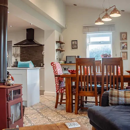 Spacious 5-bed Detached In Charming בית נופש