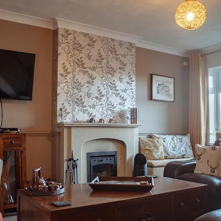 Spacious 5-bed Detached In Charming בית נופש