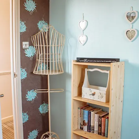 בית נופש Spacious 5-bed Detached In Charming