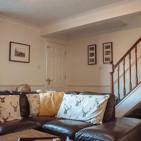 בית נופש Spacious 5-bed Detached In Charming