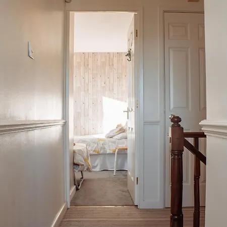 בית נופש Spacious 5-bed Detached In Charming