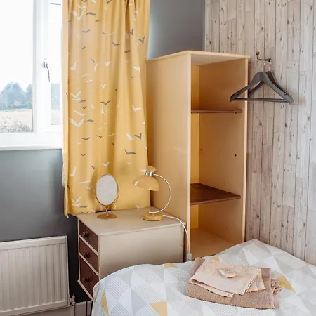 Spacious 5-bed Detached In Charming בית נופש