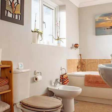 Spacious 5-bed Detached In Charming טדקסטר