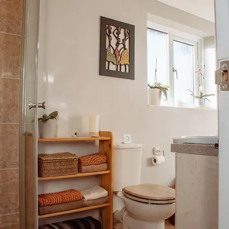 Spacious 5-bed Detached In Charming * טדקסטר