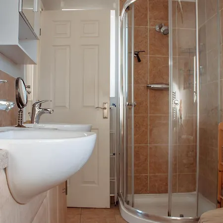 Spacious 5-bed Detached In Charming * טדקסטר