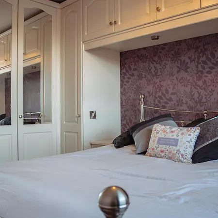 בית נופש Spacious 5-bed Detached In Charming