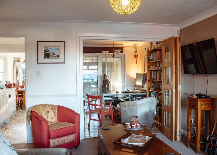 Spacious 5-bed Detached In Charming *