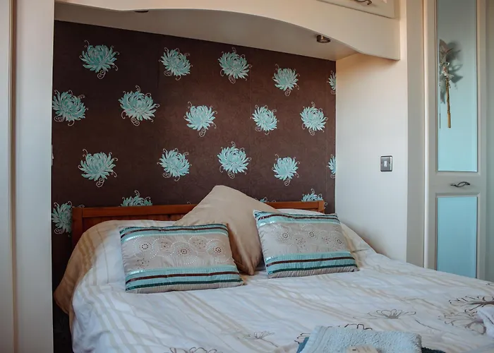 Spacious 5-bed Detached In Charming Holiday home *