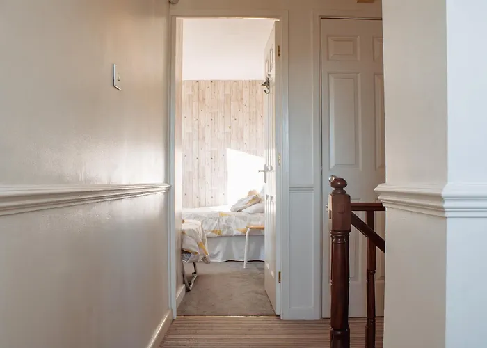 Holiday home Spacious 5-bed Detached In Charming