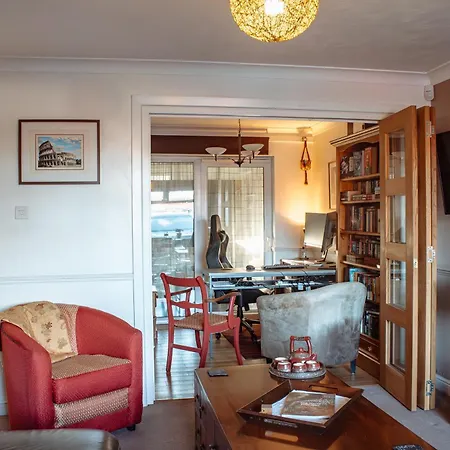 Spacious 5-bed Detached In Charming *