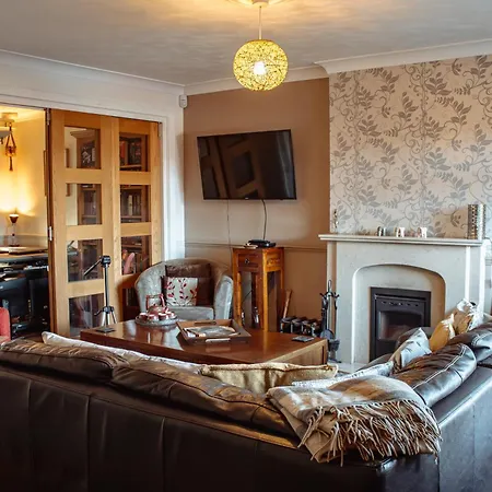 Дом отдыха Spacious 5-bed Detached In Charming