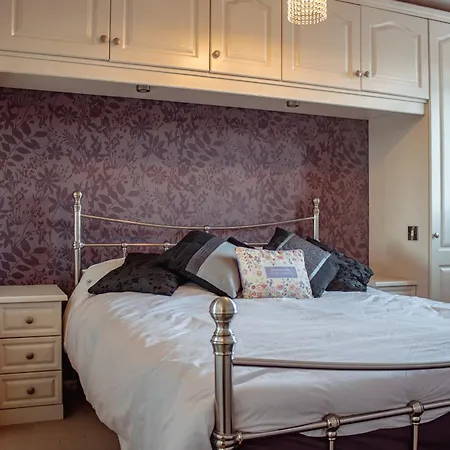 Дом отдыха Spacious 5-bed Detached In Charming