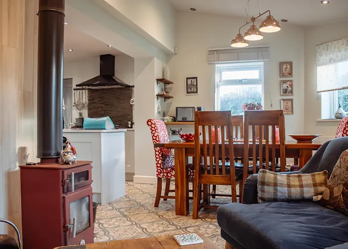 Spacious 5-bed Detached In Charming Dom wakacyjny