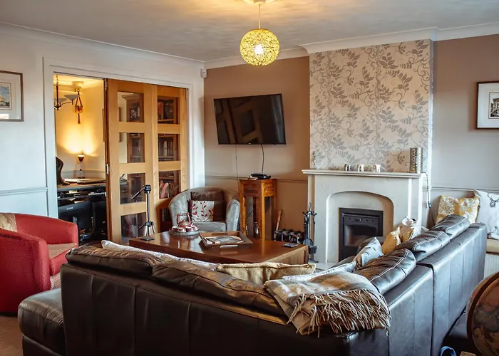 Dom wakacyjny Spacious 5-bed Detached In Charming