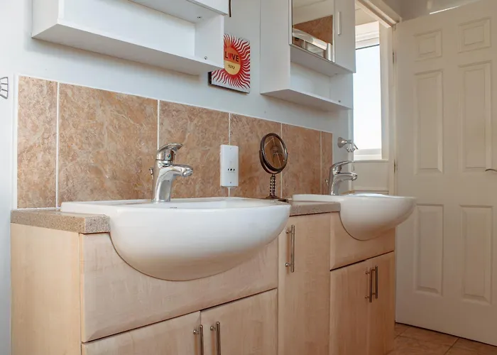 Spacious 5-bed Detached In Charming