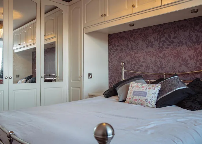 Dom wakacyjny Spacious 5-bed Detached In Charming